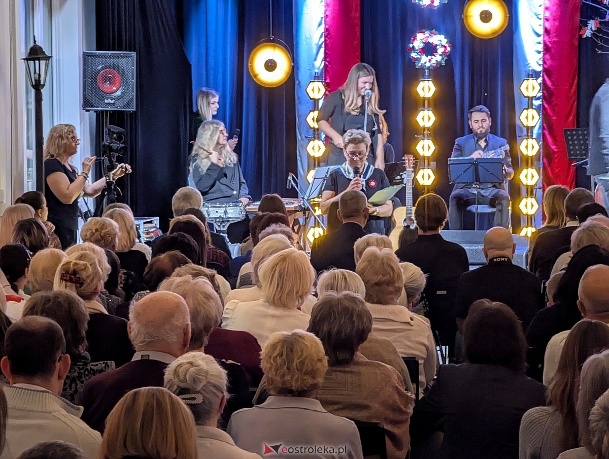 Wspólne śpiewanie pieśni patriotycznych w Muzeum Kultury Kurpiowskiej [11.11.2025] - zdjęcie #46 - eOstroleka.pl