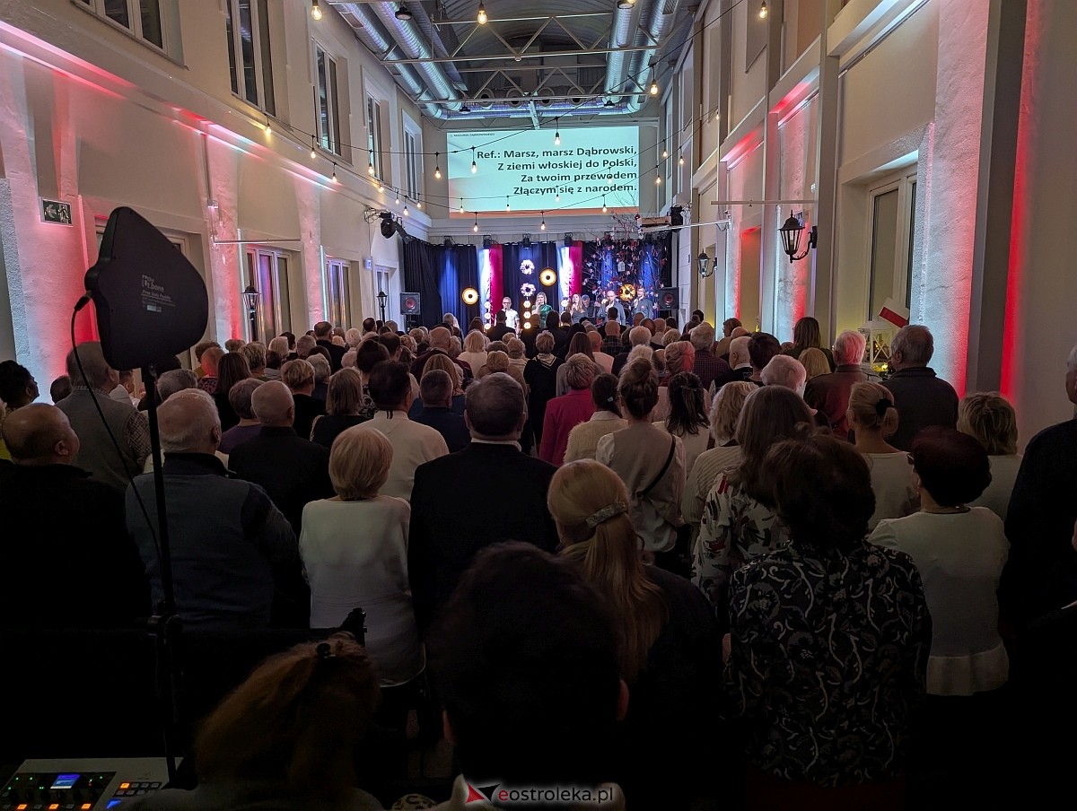 Wspólne śpiewanie pieśni patriotycznych w Muzeum Kultury Kurpiowskiej [11.11.2025] - zdjęcie #45 - eOstroleka.pl