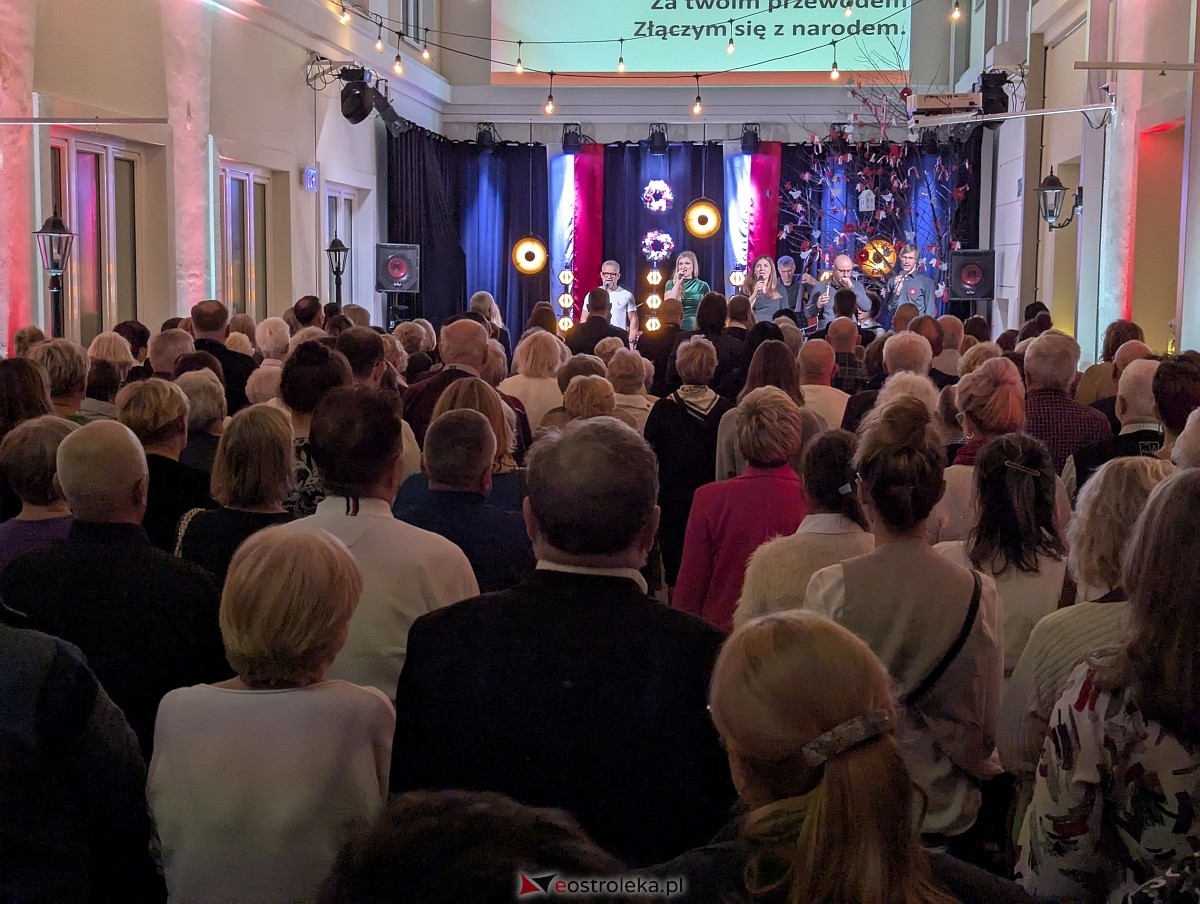 Wspólne śpiewanie pieśni patriotycznych w Muzeum Kultury Kurpiowskiej [11.11.2025] - zdjęcie #44 - eOstroleka.pl