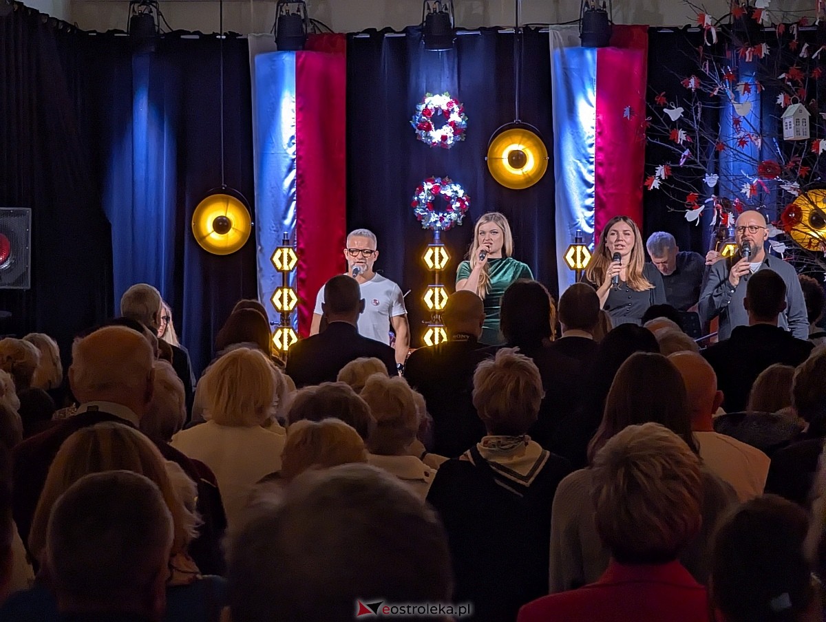 Wspólne śpiewanie pieśni patriotycznych w Muzeum Kultury Kurpiowskiej [11.11.2025] - zdjęcie #42 - eOstroleka.pl