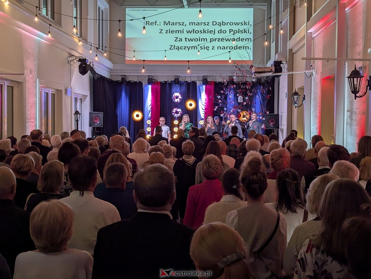Wspólne śpiewanie pieśni patriotycznych w Muzeum Kultury Kurpiowskiej [11.11.2025] - zdjęcie #41 - eOstroleka.pl