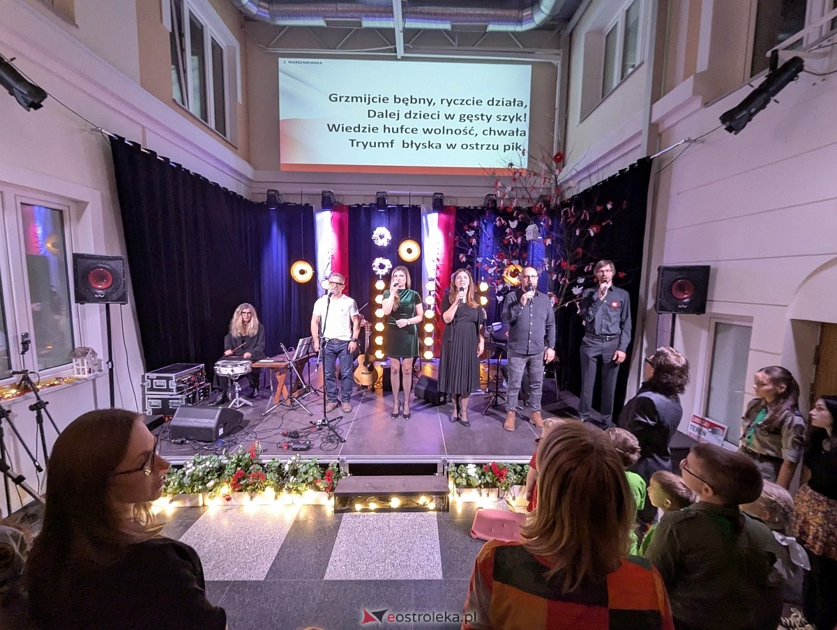 Wspólne śpiewanie pieśni patriotycznych w Muzeum Kultury Kurpiowskiej [11.11.2025] - zdjęcie #37 - eOstroleka.pl