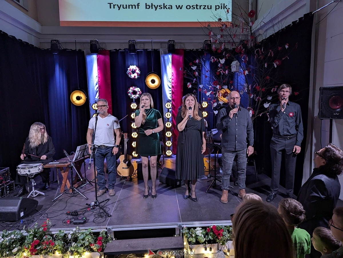 Wspólne śpiewanie pieśni patriotycznych w Muzeum Kultury Kurpiowskiej [11.11.2025] - zdjęcie #36 - eOstroleka.pl