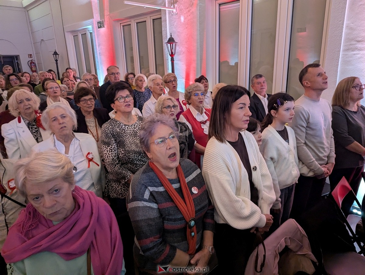Wspólne śpiewanie pieśni patriotycznych w Muzeum Kultury Kurpiowskiej [11.11.2025] - zdjęcie #35 - eOstroleka.pl