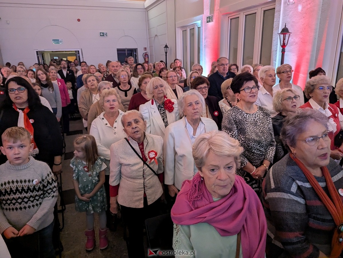 Wspólne śpiewanie pieśni patriotycznych w Muzeum Kultury Kurpiowskiej [11.11.2025] - zdjęcie #34 - eOstroleka.pl