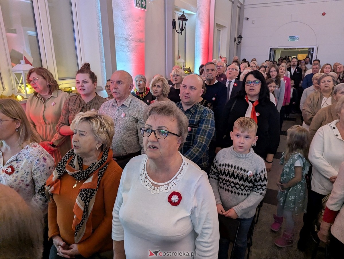 Wspólne śpiewanie pieśni patriotycznych w Muzeum Kultury Kurpiowskiej [11.11.2025] - zdjęcie #33 - eOstroleka.pl