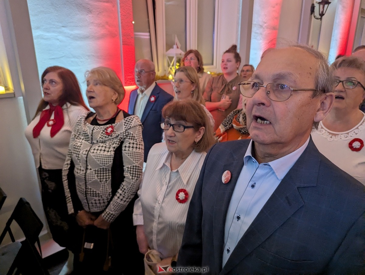Wspólne śpiewanie pieśni patriotycznych w Muzeum Kultury Kurpiowskiej [11.11.2025] - zdjęcie #32 - eOstroleka.pl