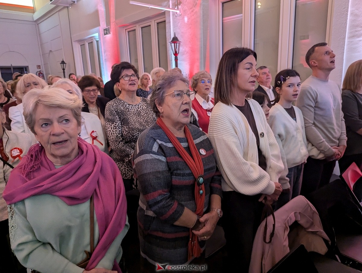 Wspólne śpiewanie pieśni patriotycznych w Muzeum Kultury Kurpiowskiej [11.11.2025] - zdjęcie #31 - eOstroleka.pl