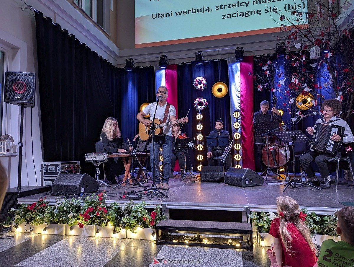 Wspólne śpiewanie pieśni patriotycznych w Muzeum Kultury Kurpiowskiej [11.11.2025] - zdjęcie #30 - eOstroleka.pl