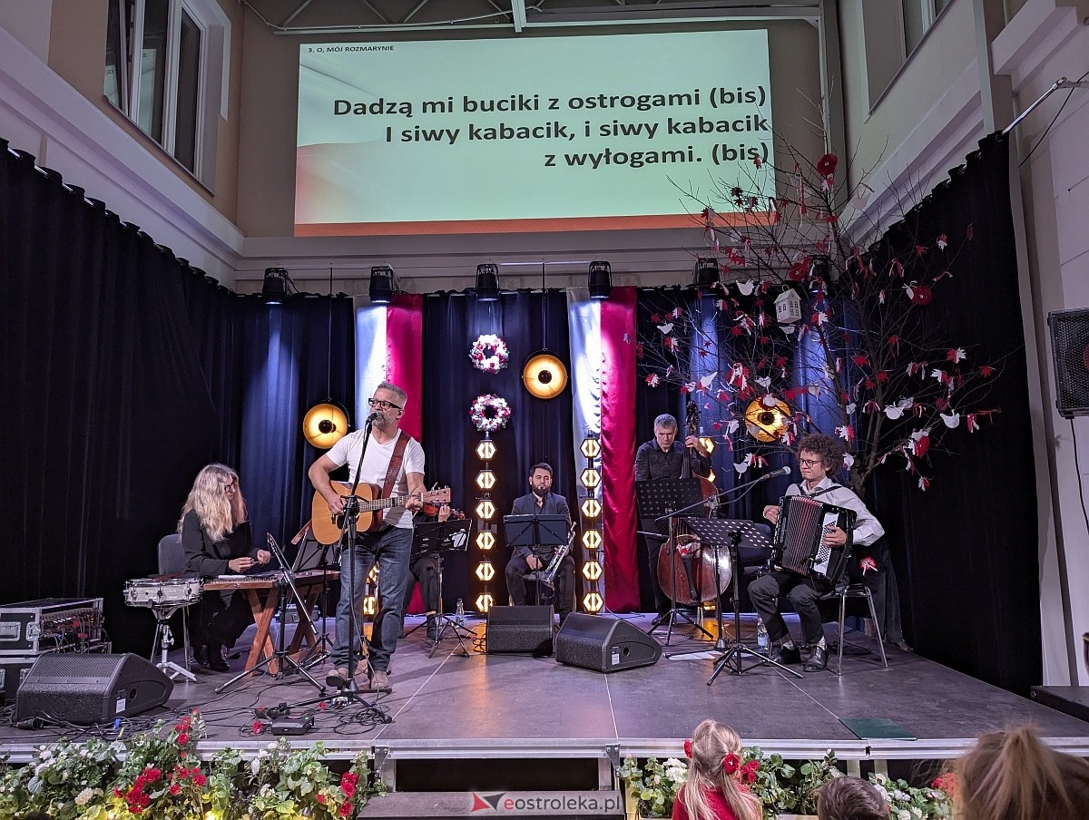 Wspólne śpiewanie pieśni patriotycznych w Muzeum Kultury Kurpiowskiej [11.11.2025] - zdjęcie #26 - eOstroleka.pl