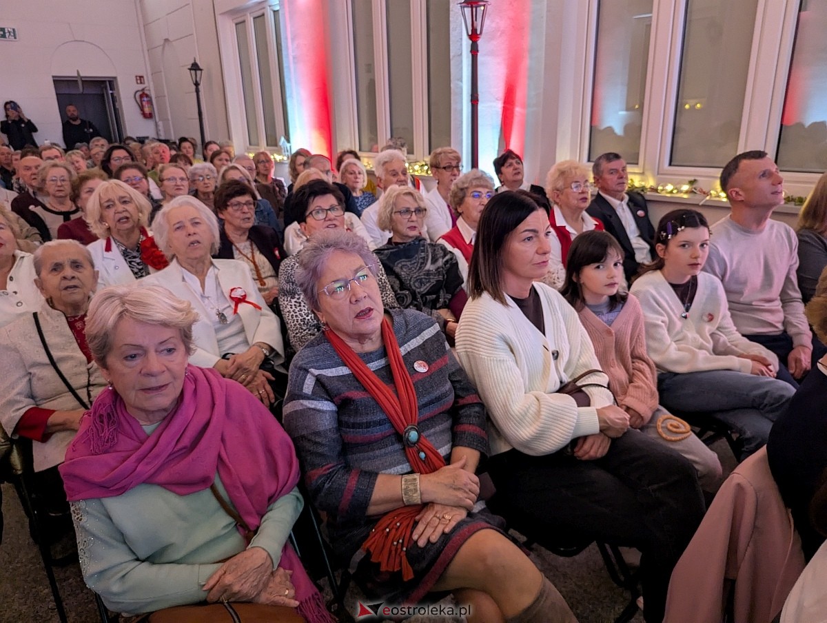Wspólne śpiewanie pieśni patriotycznych w Muzeum Kultury Kurpiowskiej [11.11.2025] - zdjęcie #25 - eOstroleka.pl