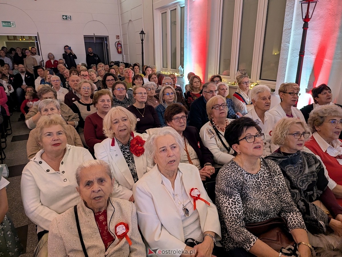 Wspólne śpiewanie pieśni patriotycznych w Muzeum Kultury Kurpiowskiej [11.11.2025] - zdjęcie #24 - eOstroleka.pl