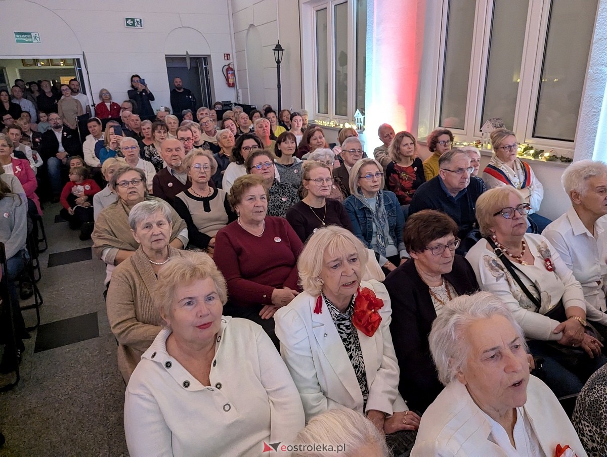 Wspólne śpiewanie pieśni patriotycznych w Muzeum Kultury Kurpiowskiej [11.11.2025] - zdjęcie #23 - eOstroleka.pl