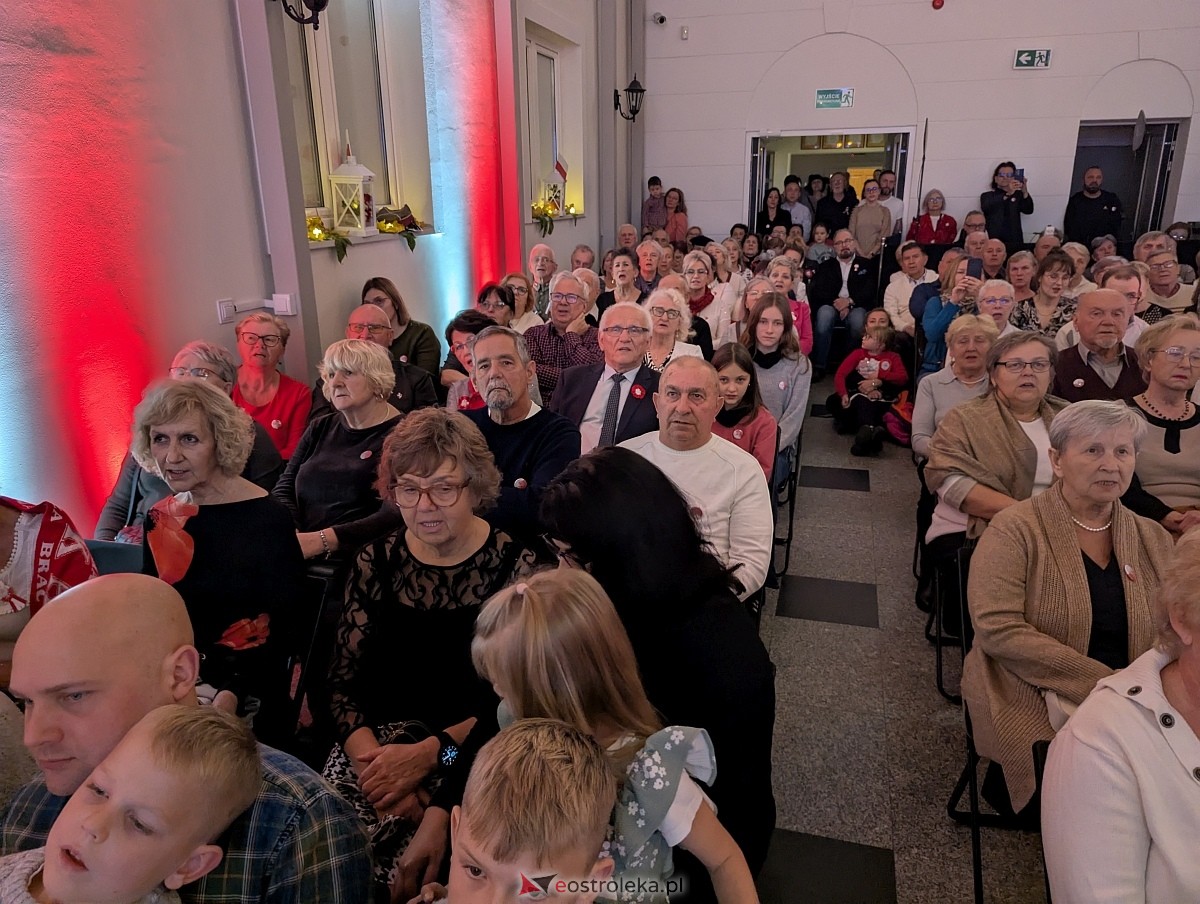 Wspólne śpiewanie pieśni patriotycznych w Muzeum Kultury Kurpiowskiej [11.11.2025] - zdjęcie #22 - eOstroleka.pl