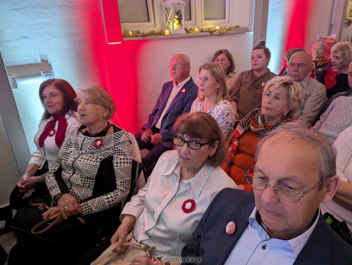 Wspólne śpiewanie pieśni patriotycznych w Muzeum Kultury Kurpiowskiej [11.11.2025] - zdjęcie #20 - eOstroleka.pl