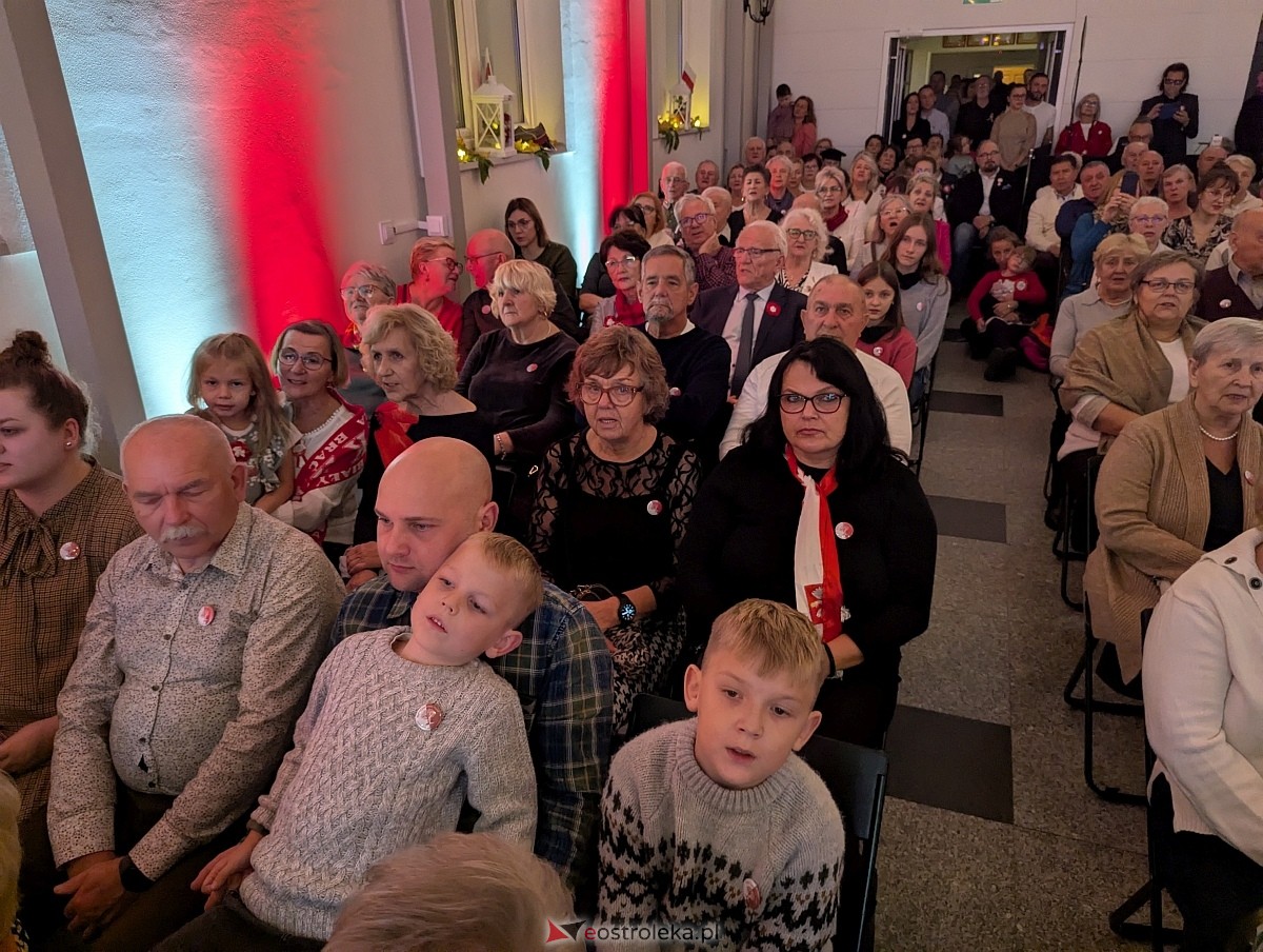 Wspólne śpiewanie pieśni patriotycznych w Muzeum Kultury Kurpiowskiej [11.11.2025] - zdjęcie #18 - eOstroleka.pl