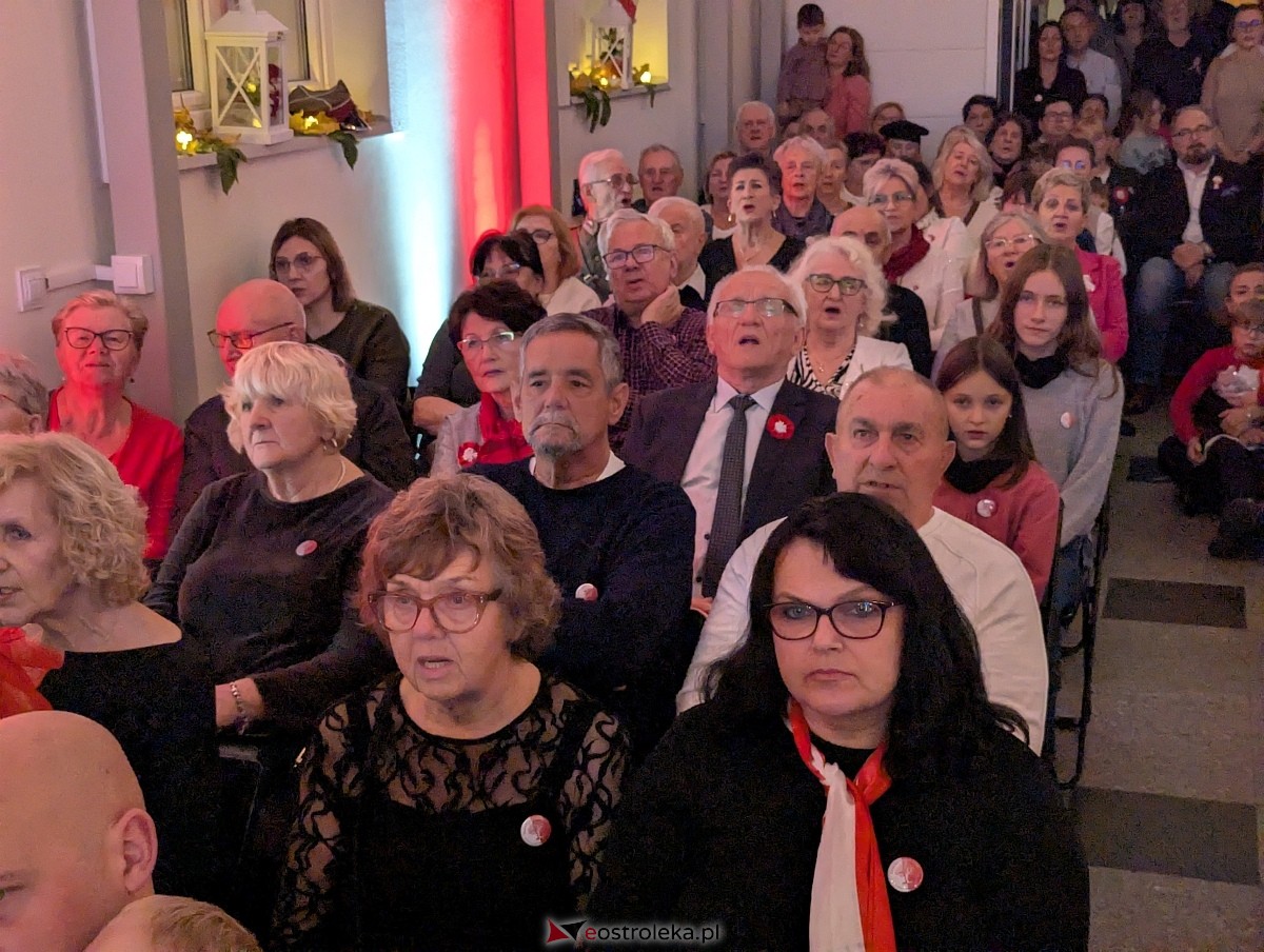 Wspólne śpiewanie pieśni patriotycznych w Muzeum Kultury Kurpiowskiej [11.11.2025] - zdjęcie #17 - eOstroleka.pl
