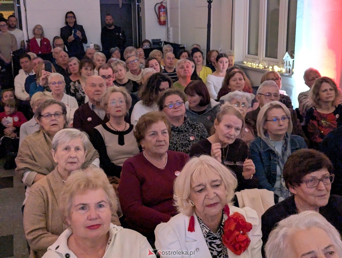 Wspólne śpiewanie pieśni patriotycznych w Muzeum Kultury Kurpiowskiej [11.11.2025] - zdjęcie #16 - eOstroleka.pl