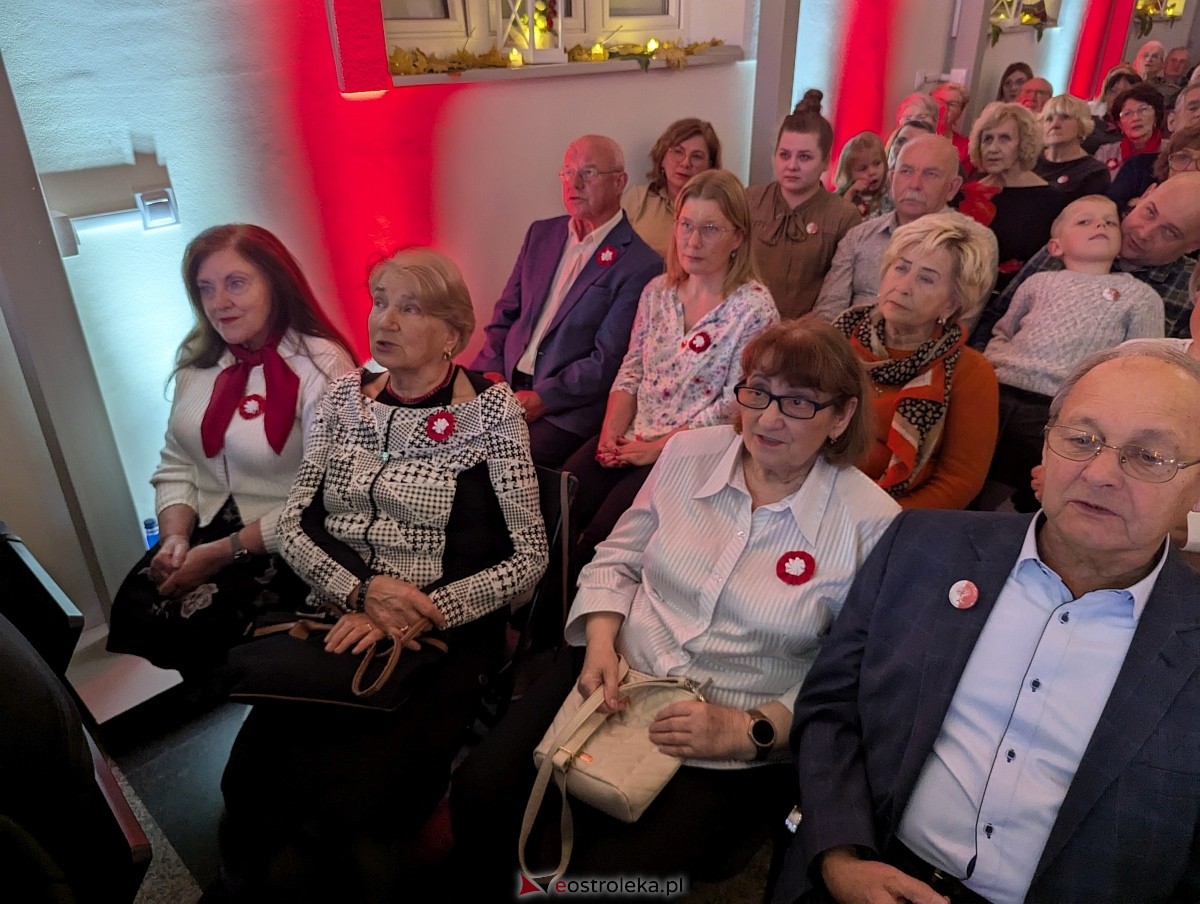 Wspólne śpiewanie pieśni patriotycznych w Muzeum Kultury Kurpiowskiej [11.11.2025] - zdjęcie #9 - eOstroleka.pl