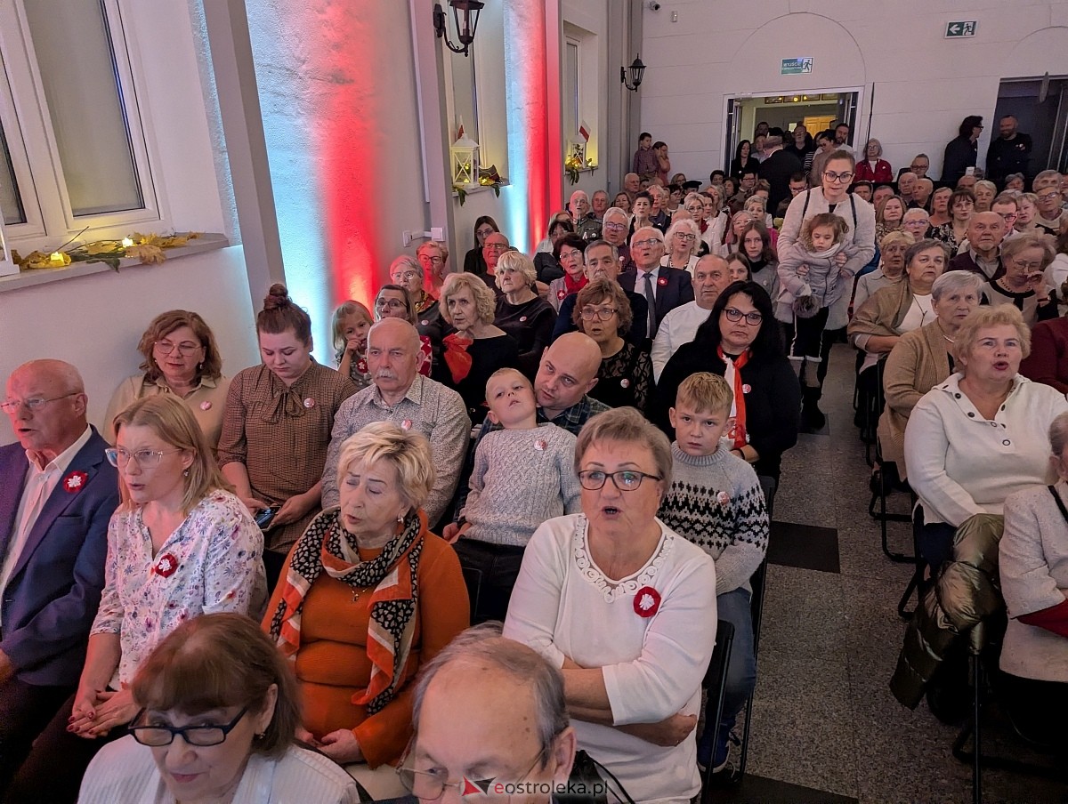Wspólne śpiewanie pieśni patriotycznych w Muzeum Kultury Kurpiowskiej [11.11.2025] - zdjęcie #8 - eOstroleka.pl