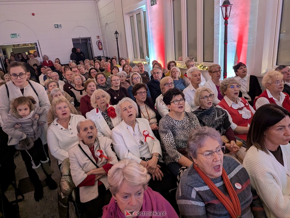 Wspólne śpiewanie pieśni patriotycznych w Muzeum Kultury Kurpiowskiej [11.11.2025] - zdjęcie #7 - eOstroleka.pl
