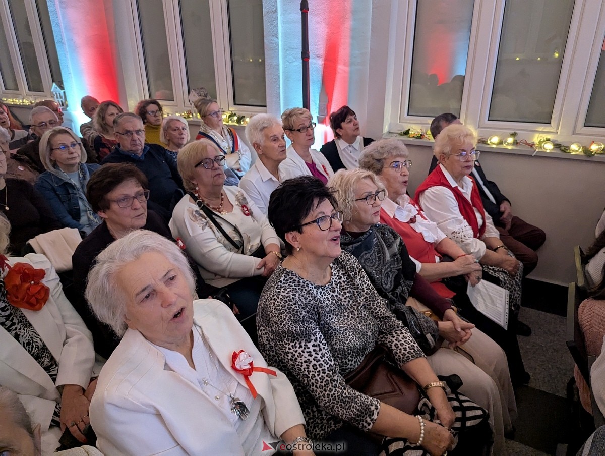 Wspólne śpiewanie pieśni patriotycznych w Muzeum Kultury Kurpiowskiej [11.11.2025] - zdjęcie #6 - eOstroleka.pl