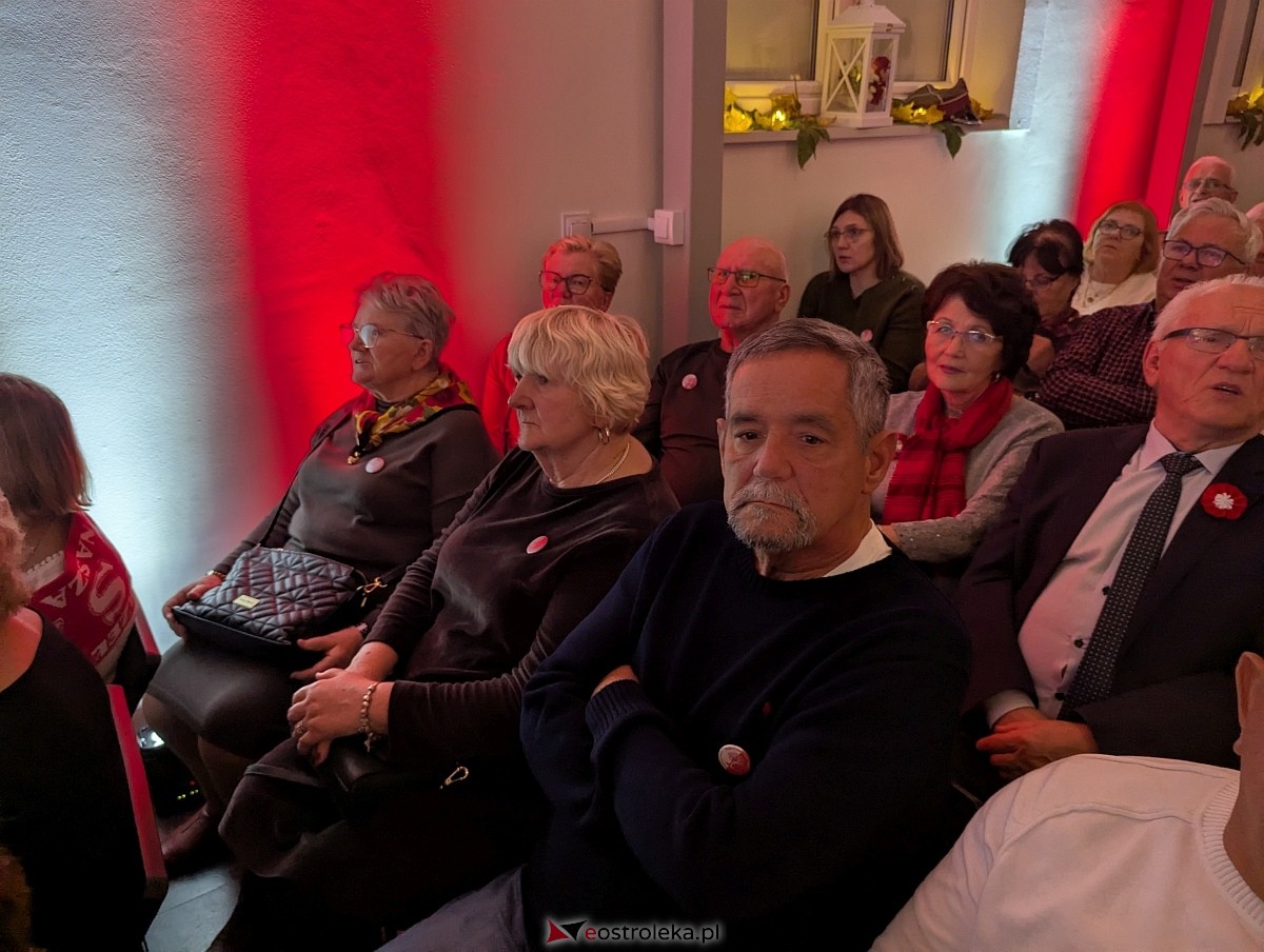 Wspólne śpiewanie pieśni patriotycznych w Muzeum Kultury Kurpiowskiej [11.11.2025] - zdjęcie #5 - eOstroleka.pl
