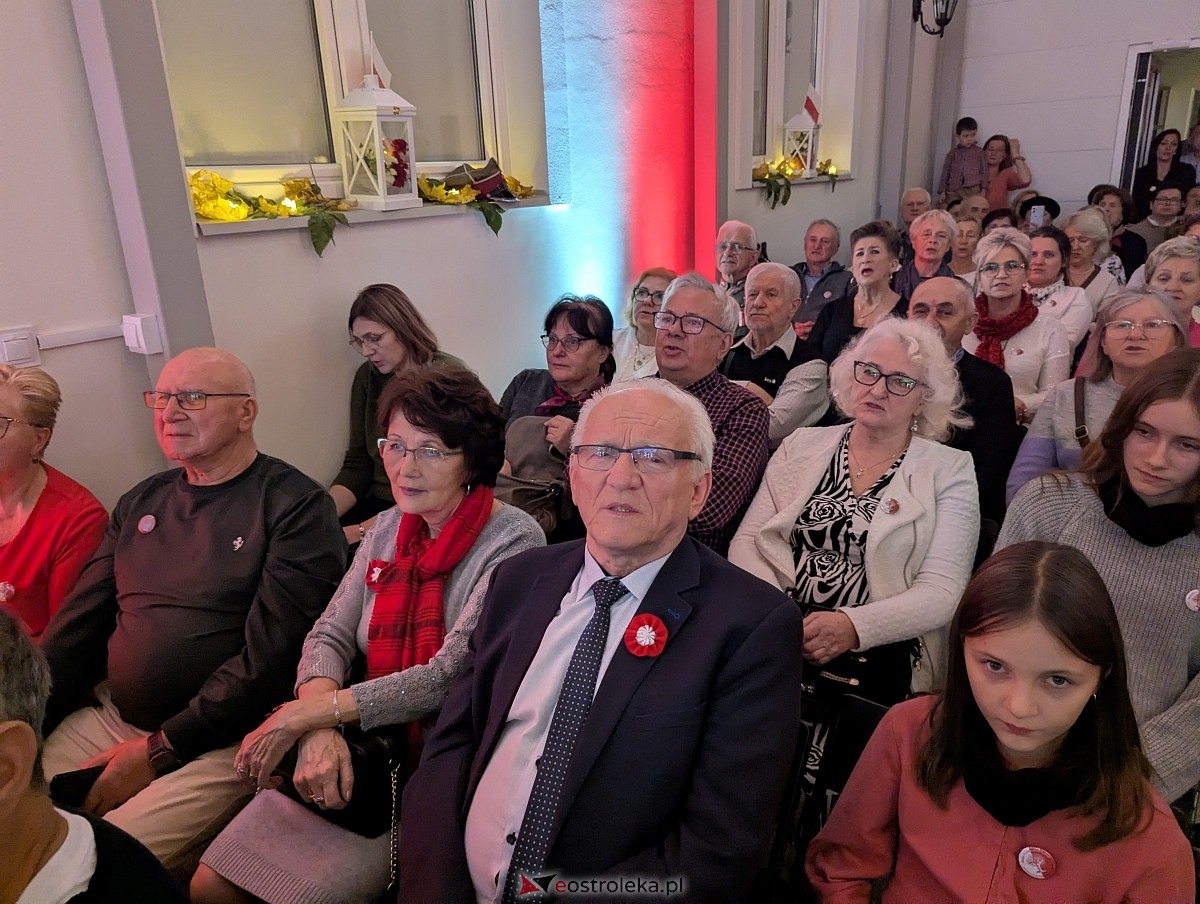 Wspólne śpiewanie pieśni patriotycznych w Muzeum Kultury Kurpiowskiej [11.11.2025] - zdjęcie #4 - eOstroleka.pl