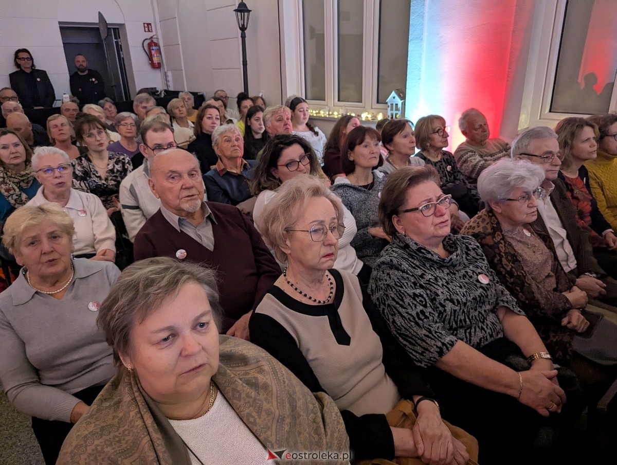 Wspólne śpiewanie pieśni patriotycznych w Muzeum Kultury Kurpiowskiej [11.11.2025] - zdjęcie #3 - eOstroleka.pl