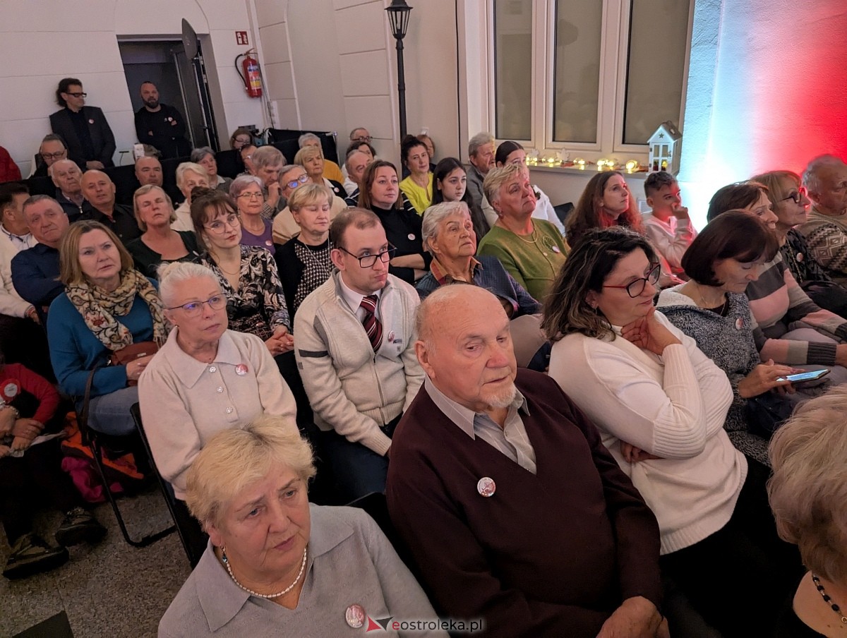 Wspólne śpiewanie pieśni patriotycznych w Muzeum Kultury Kurpiowskiej [11.11.2025] - zdjęcie #2 - eOstroleka.pl