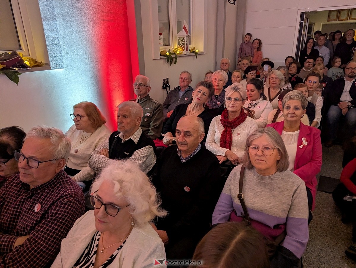 Wspólne śpiewanie pieśni patriotycznych w Muzeum Kultury Kurpiowskiej [11.11.2025] - zdjęcie #1 - eOstroleka.pl