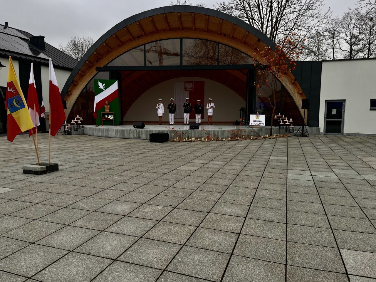Uroczyste obchody Narodowego Święta Niepodległości w Troszynie [11.11.2025] - zdjęcie #2 - eOstroleka.pl