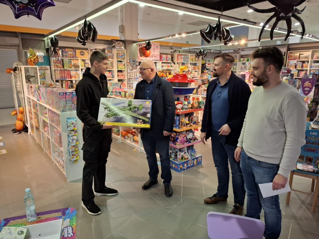 Warsztaty patriotyczne w Sklepie Niedźwiadek [11.11.2025] - zdjęcie #31 - eOstroleka.pl
