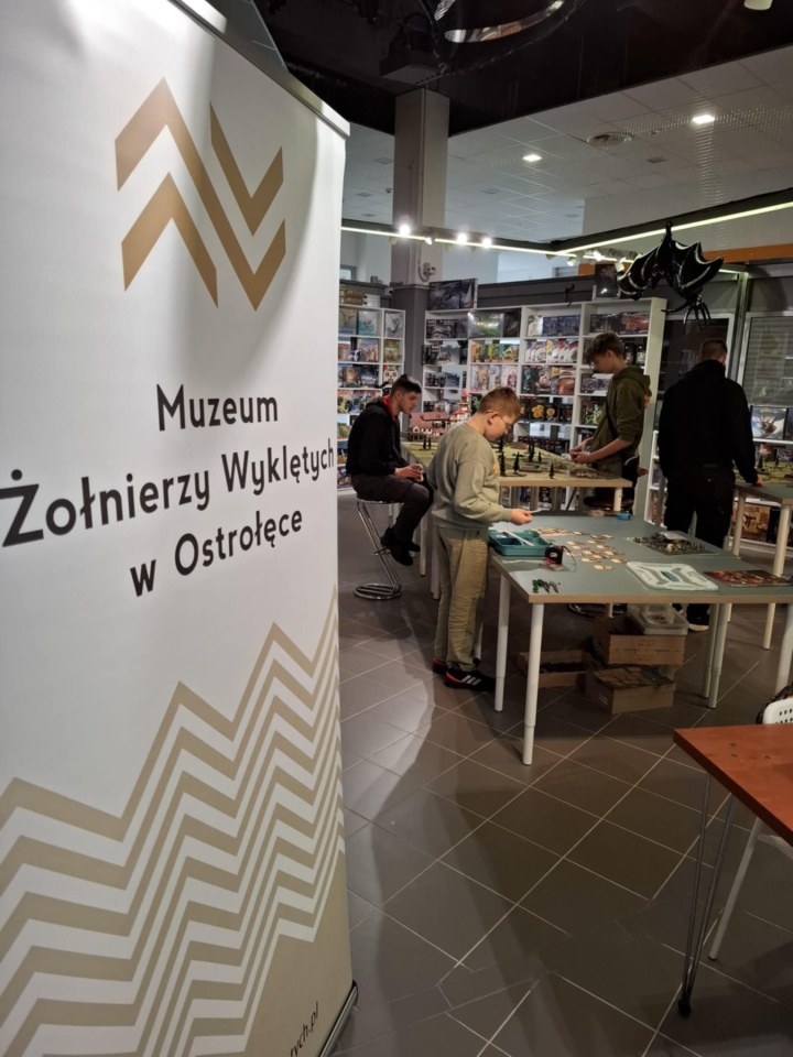 Warsztaty patriotyczne w Sklepie Niedźwiadek [11.11.2025] - zdjęcie #29 - eOstroleka.pl