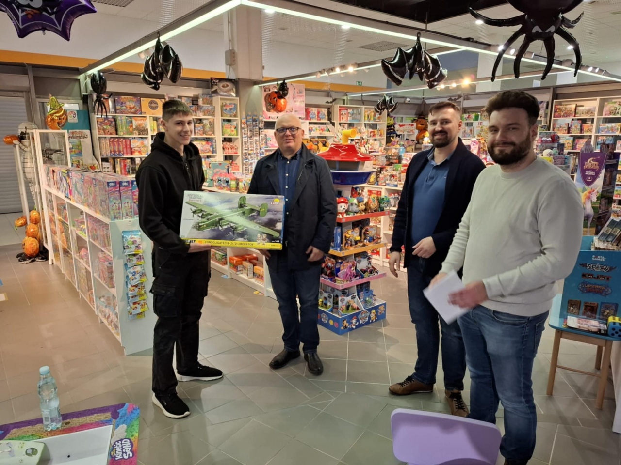 Warsztaty patriotyczne w Sklepie Niedźwiadek [11.11.2025] - zdjęcie #27 - eOstroleka.pl