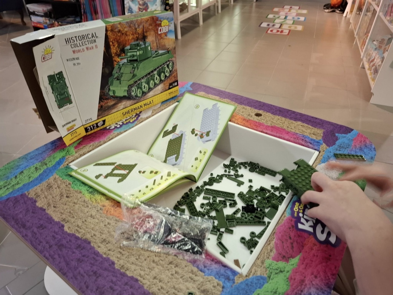 Warsztaty patriotyczne w Sklepie Niedźwiadek [11.11.2025] - zdjęcie #25 - eOstroleka.pl