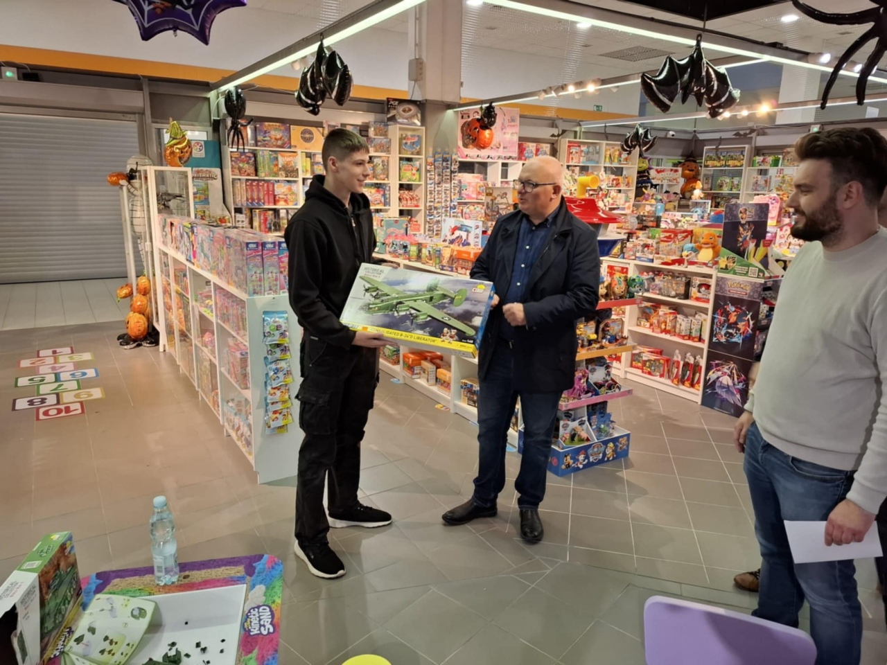 Warsztaty patriotyczne w Sklepie Niedźwiadek [11.11.2025] - zdjęcie #8 - eOstroleka.pl