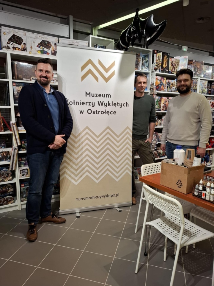 Warsztaty patriotyczne w Sklepie Niedźwiadek [11.11.2025] - zdjęcie #7 - eOstroleka.pl