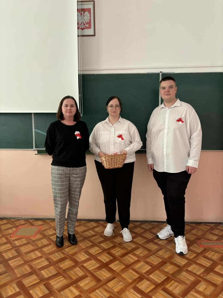 Metalówka pamięta! Kotyliony z ZSZ nr 1 trafiły do miasta i kuratorium! - zdjęcie #13 - eOstroleka.pl