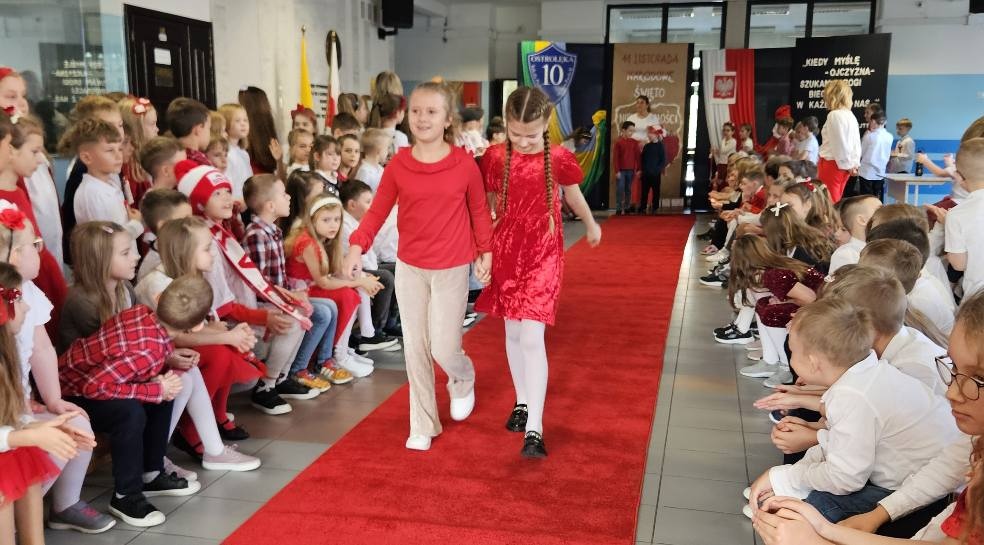 Pokaz mody patriotycznej w SP 10 [12.11.2025] - zdjęcie #57 - eOstroleka.pl
