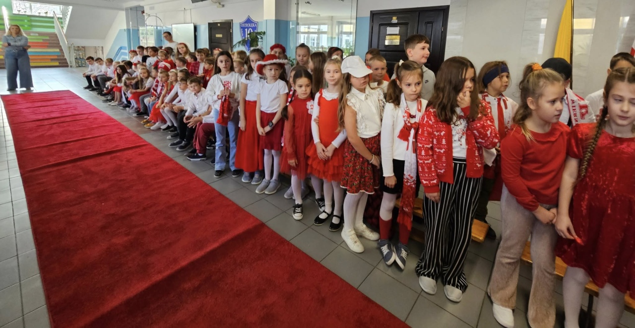 Pokaz mody patriotycznej w SP 10 [12.11.2025] - zdjęcie #56 - eOstroleka.pl