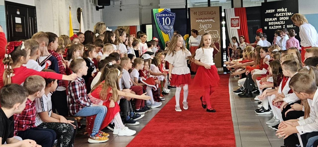 Pokaz mody patriotycznej w SP 10 [12.11.2025] - zdjęcie #54 - eOstroleka.pl