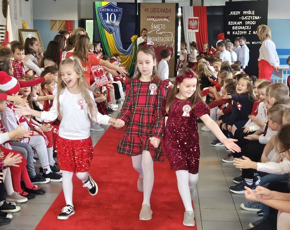 Pokaz mody patriotycznej w SP 10 [12.11.2025] - zdjęcie #53 - eOstroleka.pl
