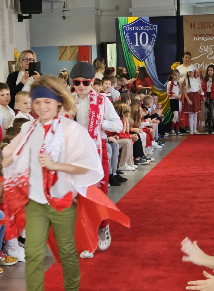 Pokaz mody patriotycznej w SP 10 [12.11.2025] - zdjęcie #52 - eOstroleka.pl