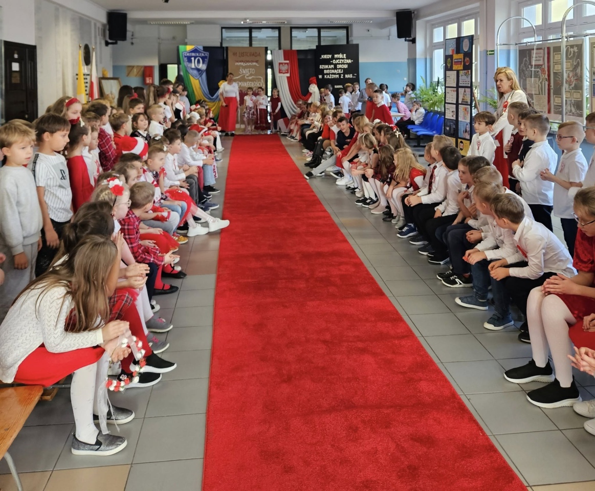 Pokaz mody patriotycznej w SP 10 [12.11.2025] - zdjęcie #50 - eOstroleka.pl