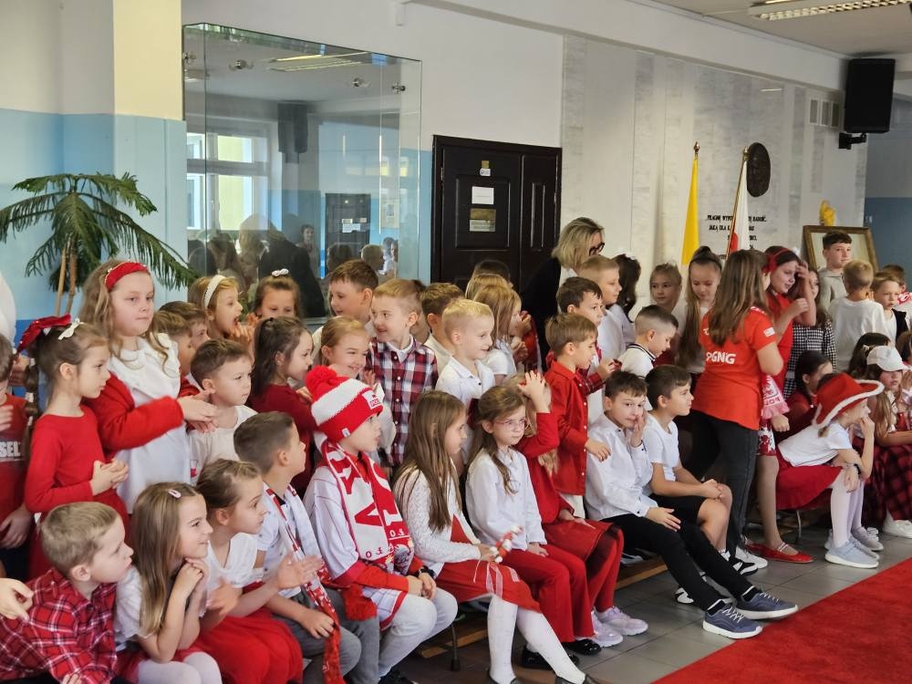 Pokaz mody patriotycznej w SP 10 [12.11.2025] - zdjęcie #49 - eOstroleka.pl