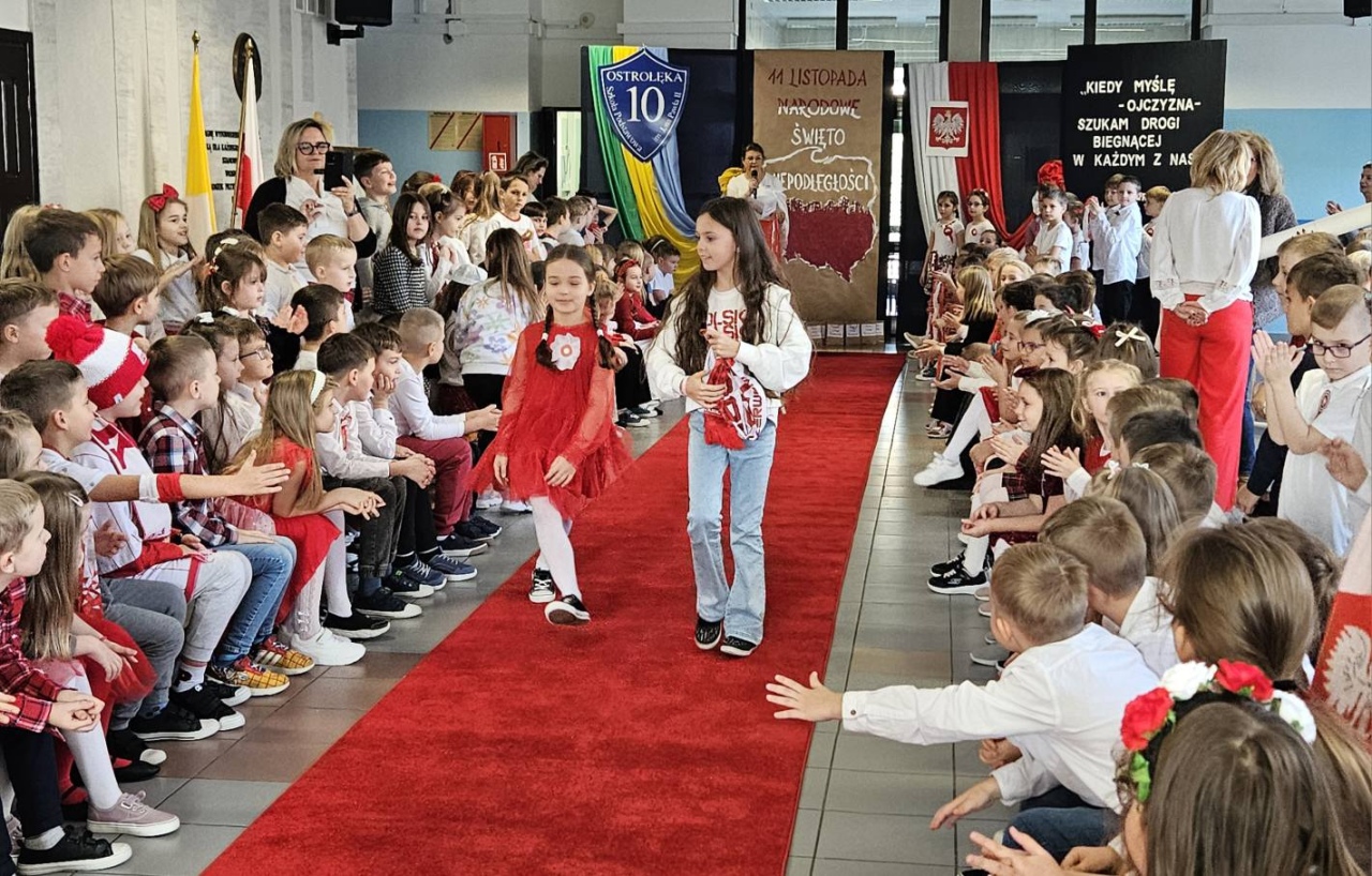 Pokaz mody patriotycznej w SP 10 [12.11.2025] - zdjęcie #47 - eOstroleka.pl