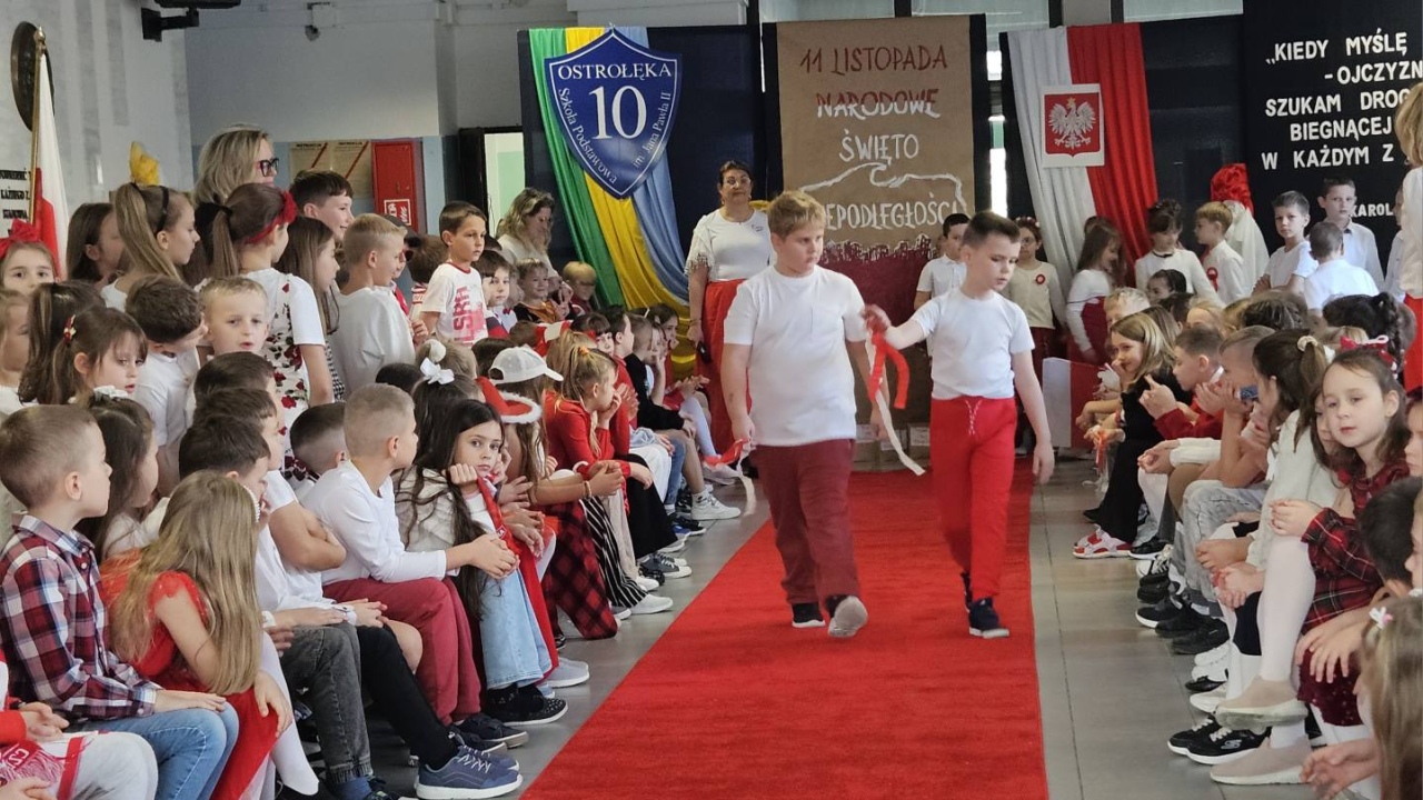 Pokaz mody patriotycznej w SP 10 [12.11.2025] - zdjęcie #43 - eOstroleka.pl