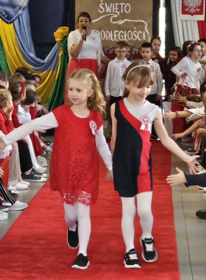 Pokaz mody patriotycznej w SP 10 [12.11.2025] - zdjęcie #42 - eOstroleka.pl