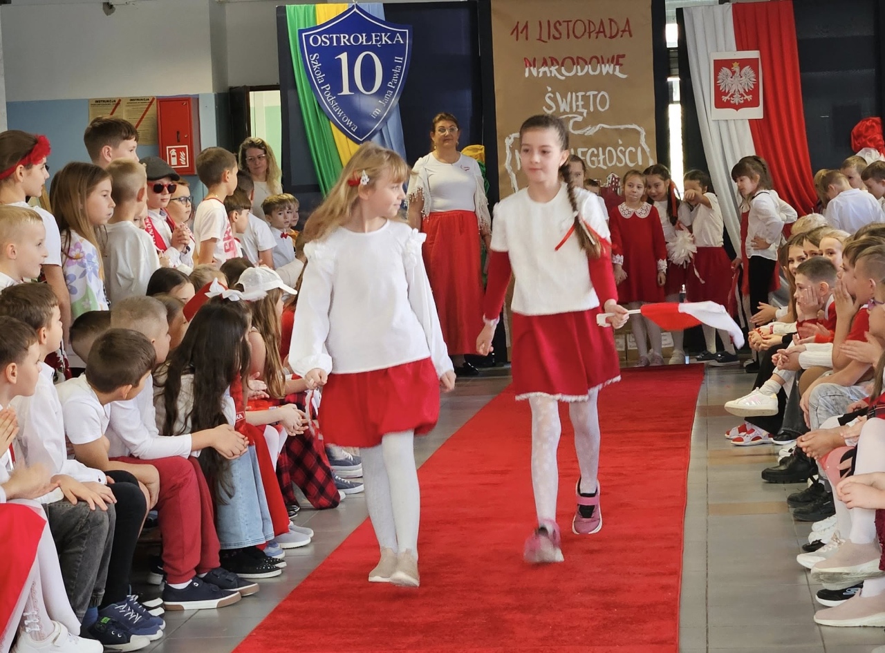 Pokaz mody patriotycznej w SP 10 [12.11.2025] - zdjęcie #38 - eOstroleka.pl